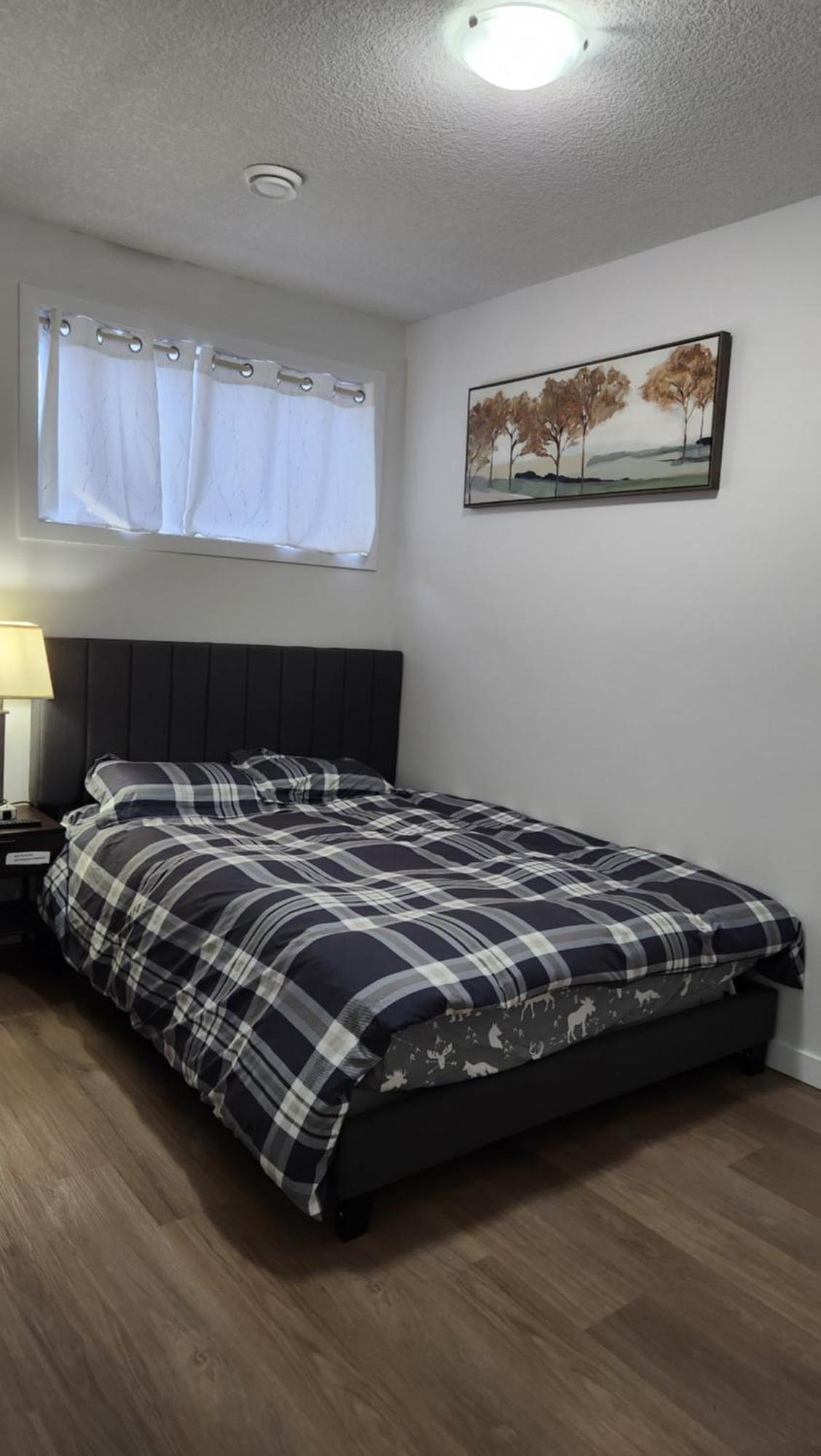 Modern 2 Bedroom Basement Suite At West Едмънтън Екстериор снимка