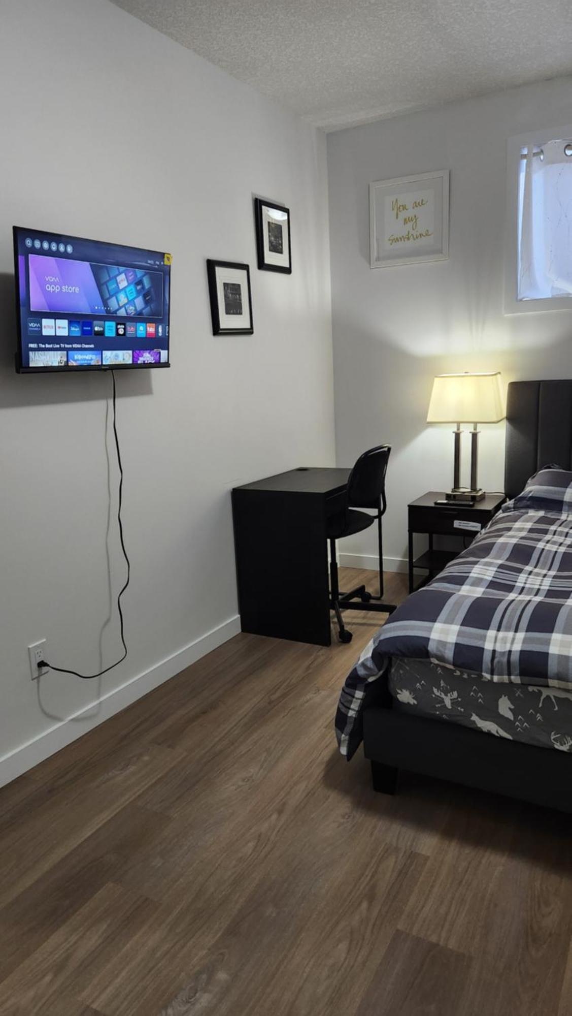 Modern 2 Bedroom Basement Suite At West Едмънтън Екстериор снимка