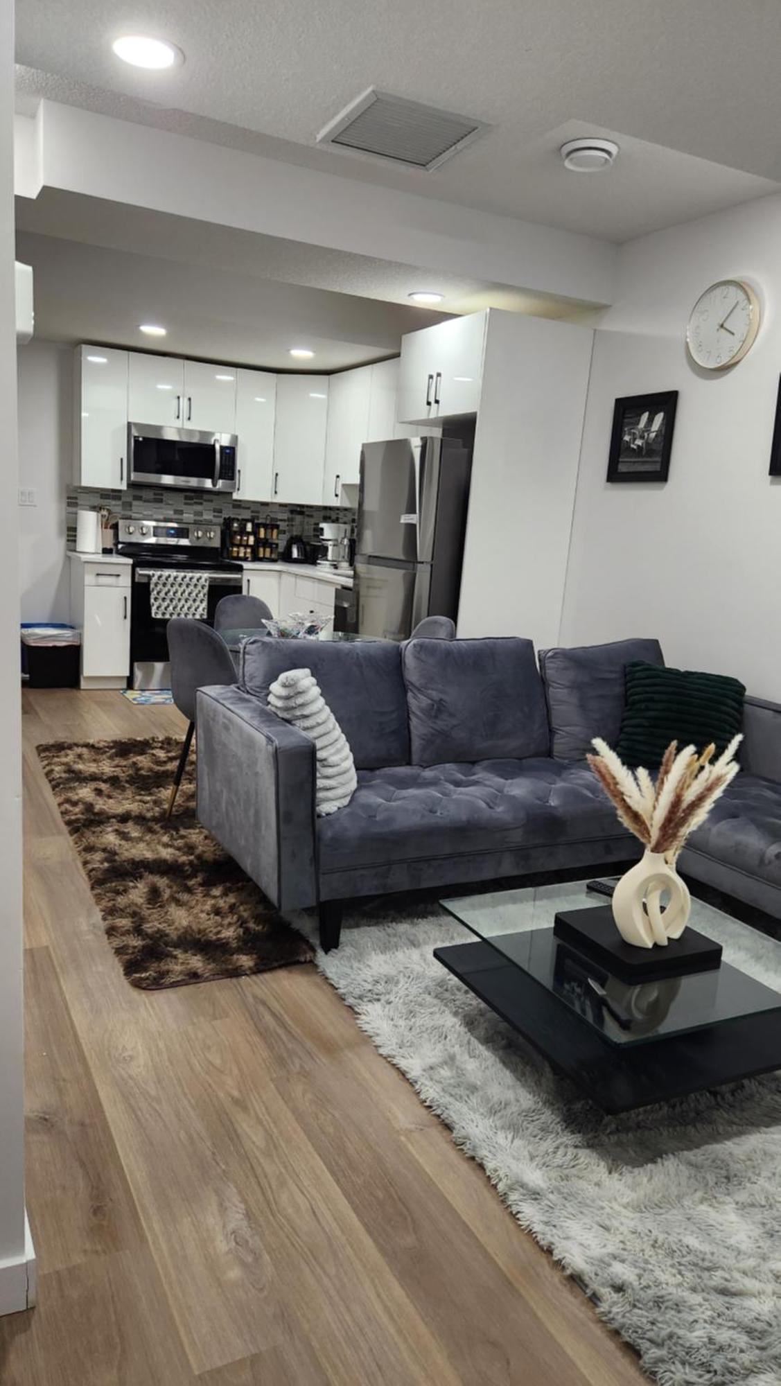 Modern 2 Bedroom Basement Suite At West Едмънтън Екстериор снимка