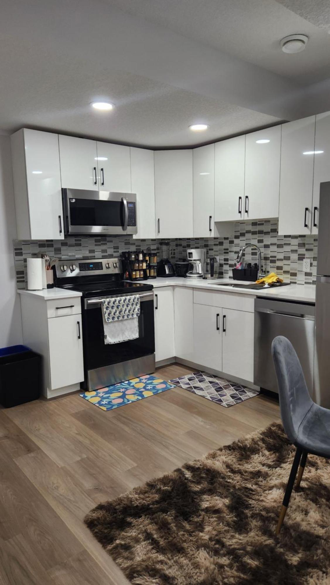 Modern 2 Bedroom Basement Suite At West Едмънтън Екстериор снимка
