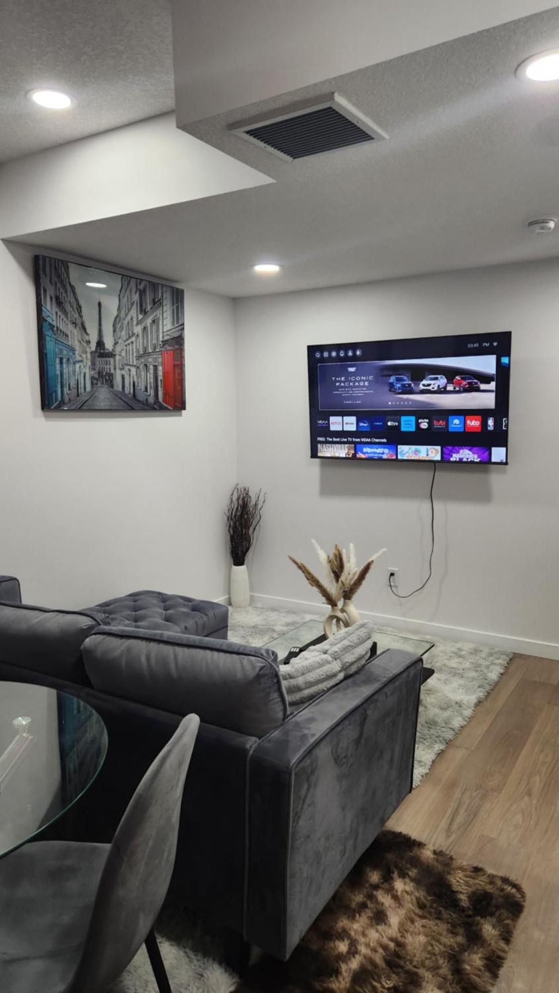 Modern 2 Bedroom Basement Suite At West Едмънтън Екстериор снимка