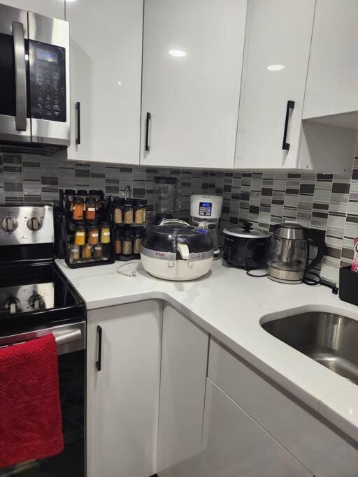 Modern 2 Bedroom Basement Suite At West Едмънтън Екстериор снимка