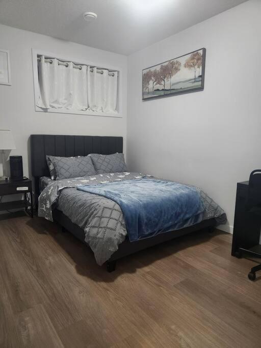 Modern 2 Bedroom Basement Suite At West Едмънтън Екстериор снимка