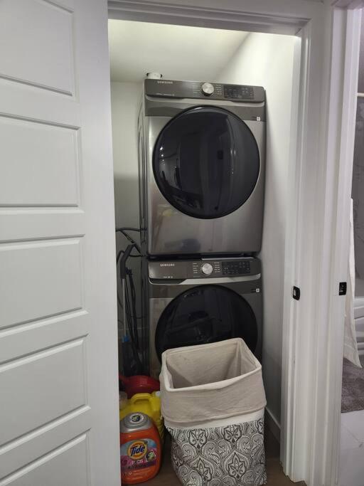 Modern 2 Bedroom Basement Suite At West Едмънтън Екстериор снимка